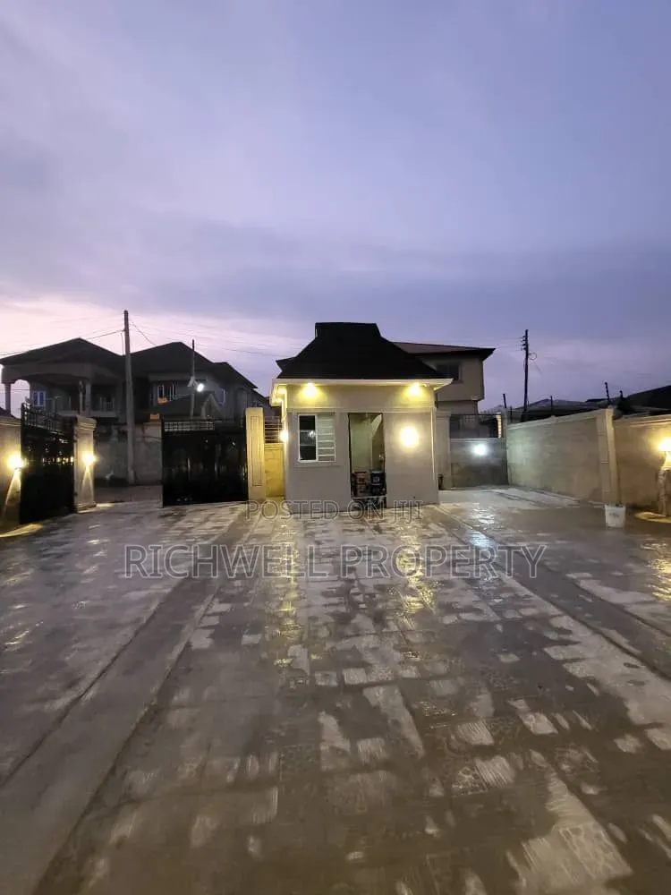 3bdrm Bungalow in Elebu Comodore, Akala Express for sale in Akala Express