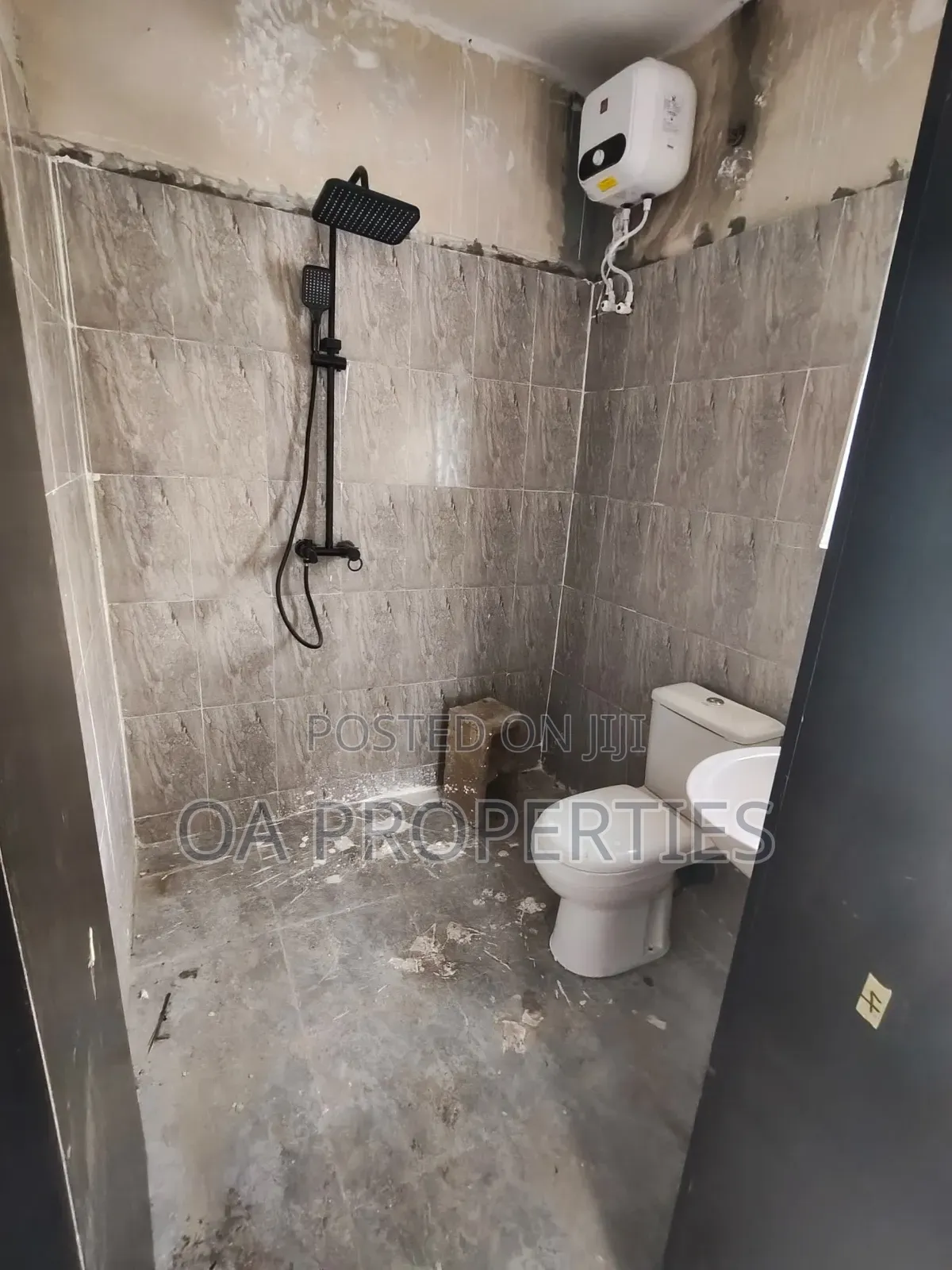 Newly Renovated 5 Bedrooms Commercial Duplex With Modern Facilities in Iwo Road