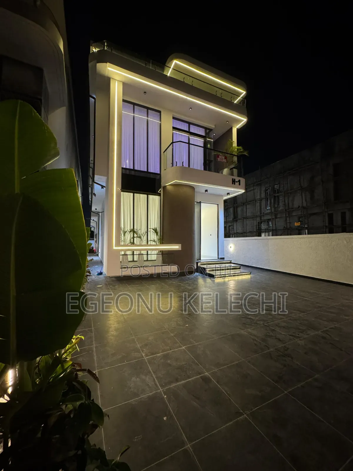 4bdrm Duplex in Chevron for sale in Chevron