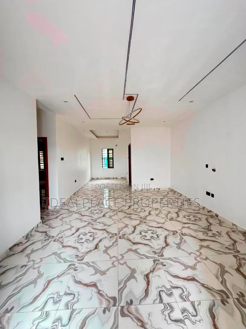 2bdrm Apartment in Surulere for sale in Surulere