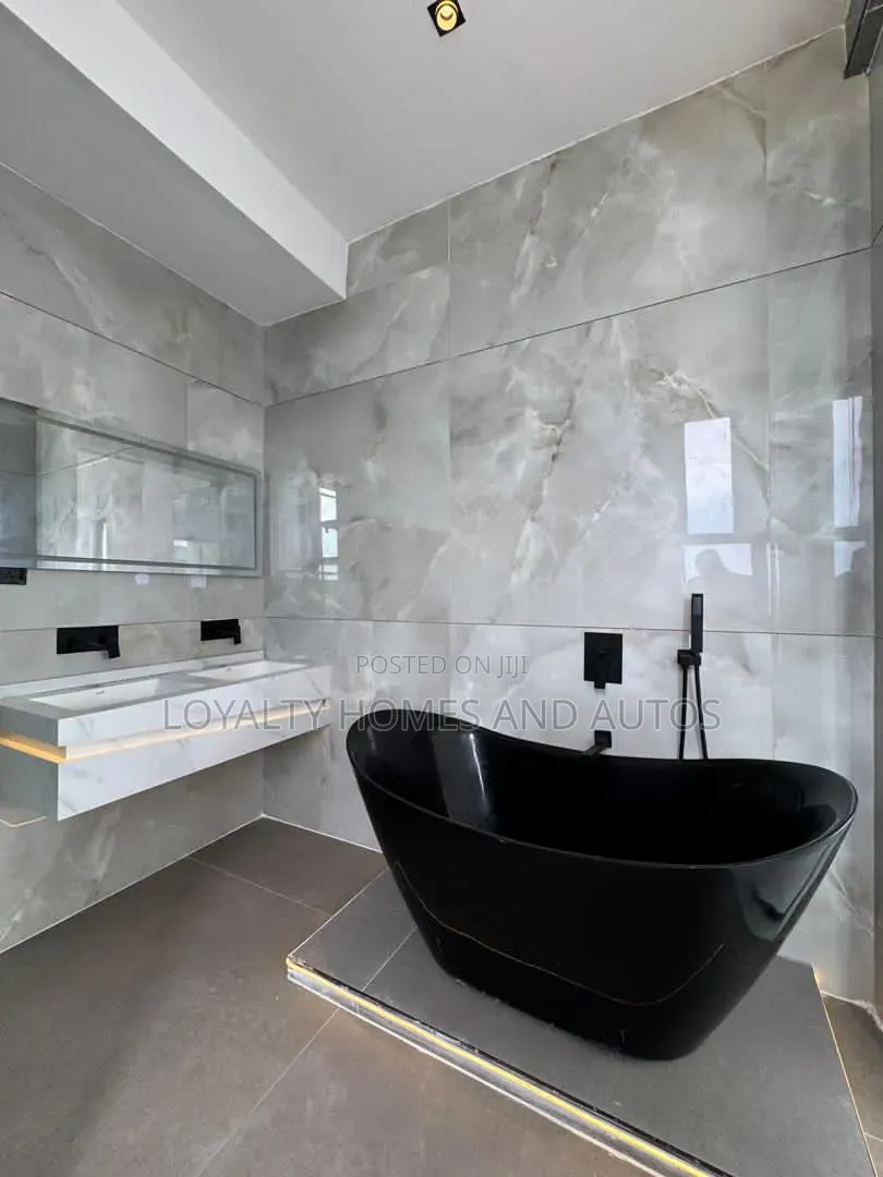 5bdrm Duplex in Chevron for sale in Chevron