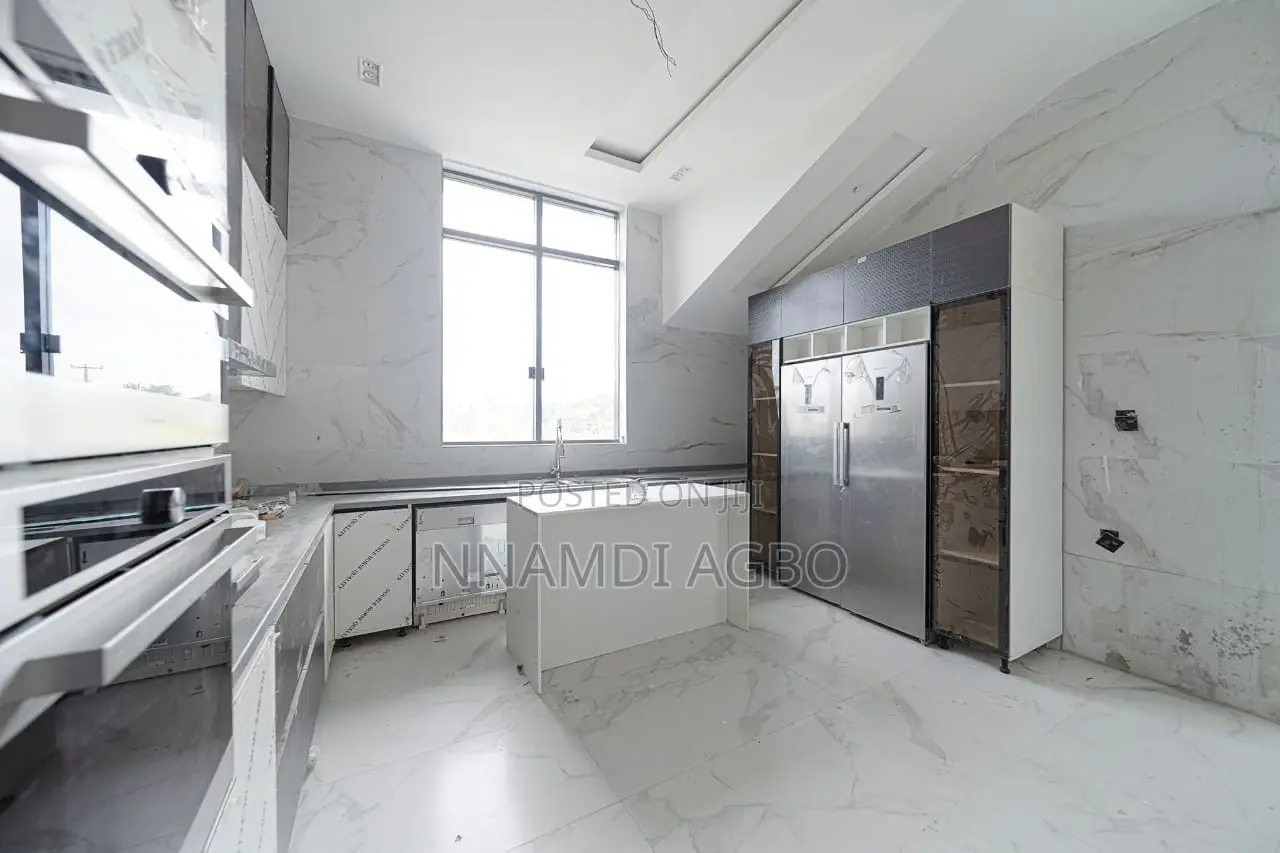 5bdrm Duplex in Osapa london for sale in Osapa london