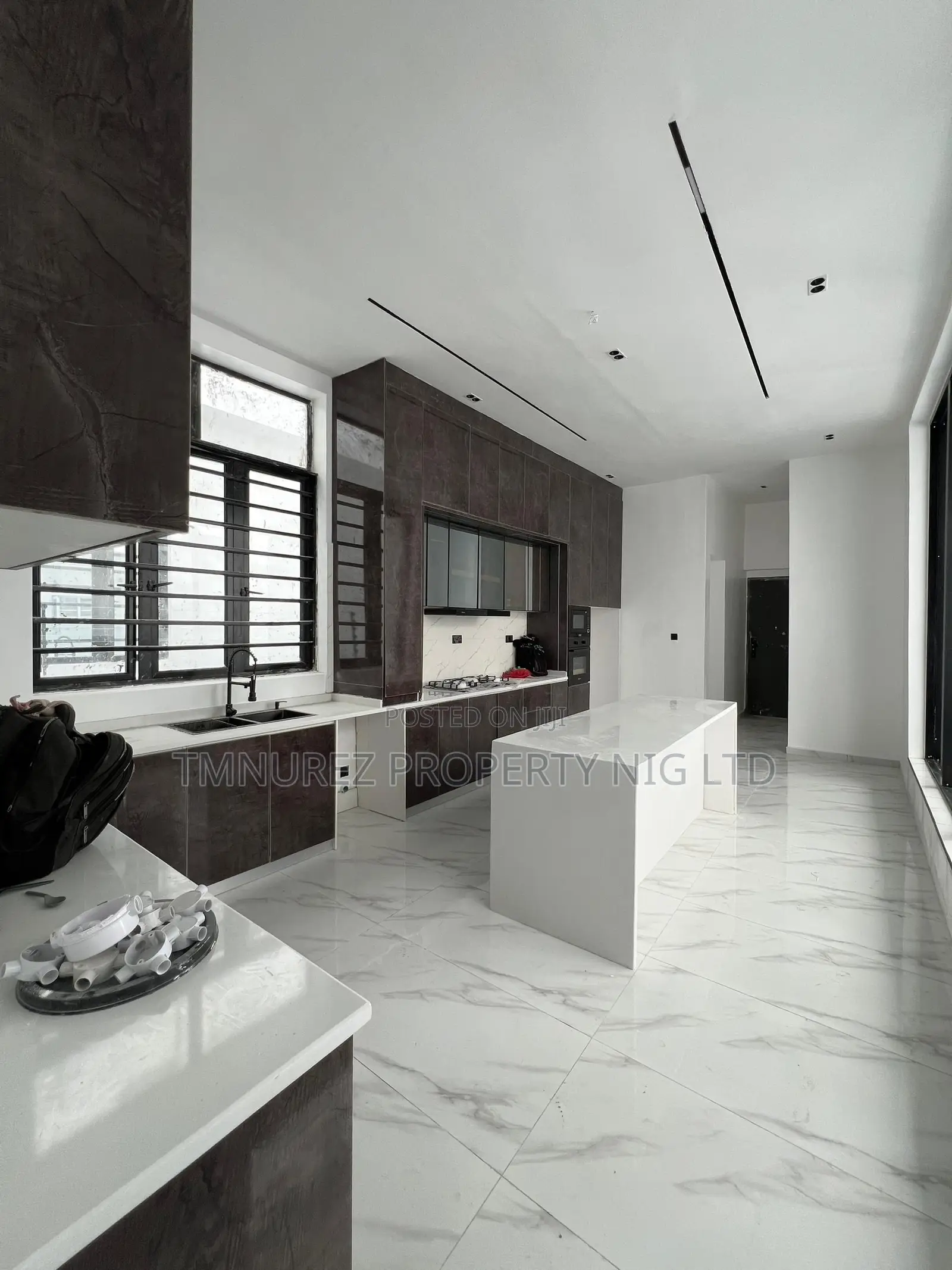 5bdrm Duplex in Chevron for sale in Chevron
