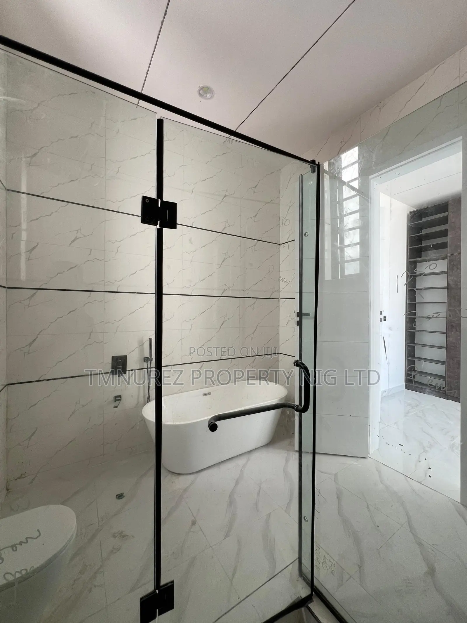 5bdrm Duplex in Chevron for sale in Chevron