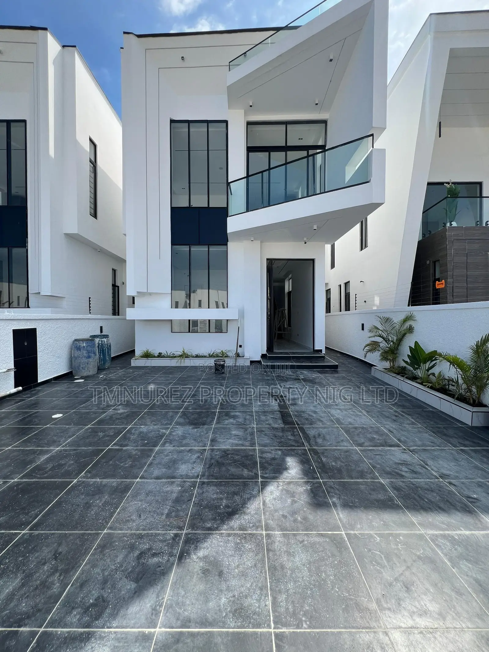 5bdrm Duplex in Chevron for sale in Chevron