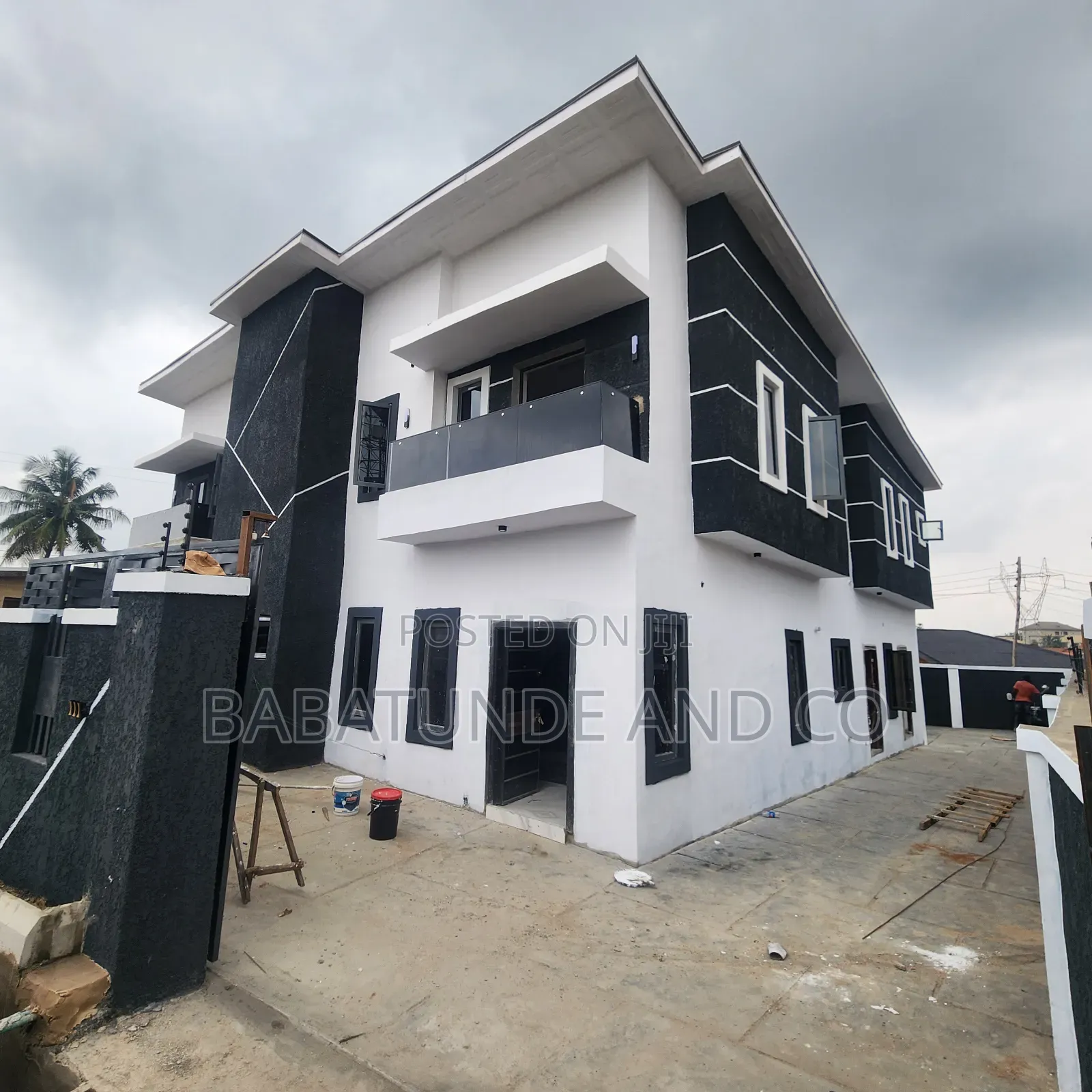 5bdrm Duplex in Ologuneru for sale in Ologuneru
