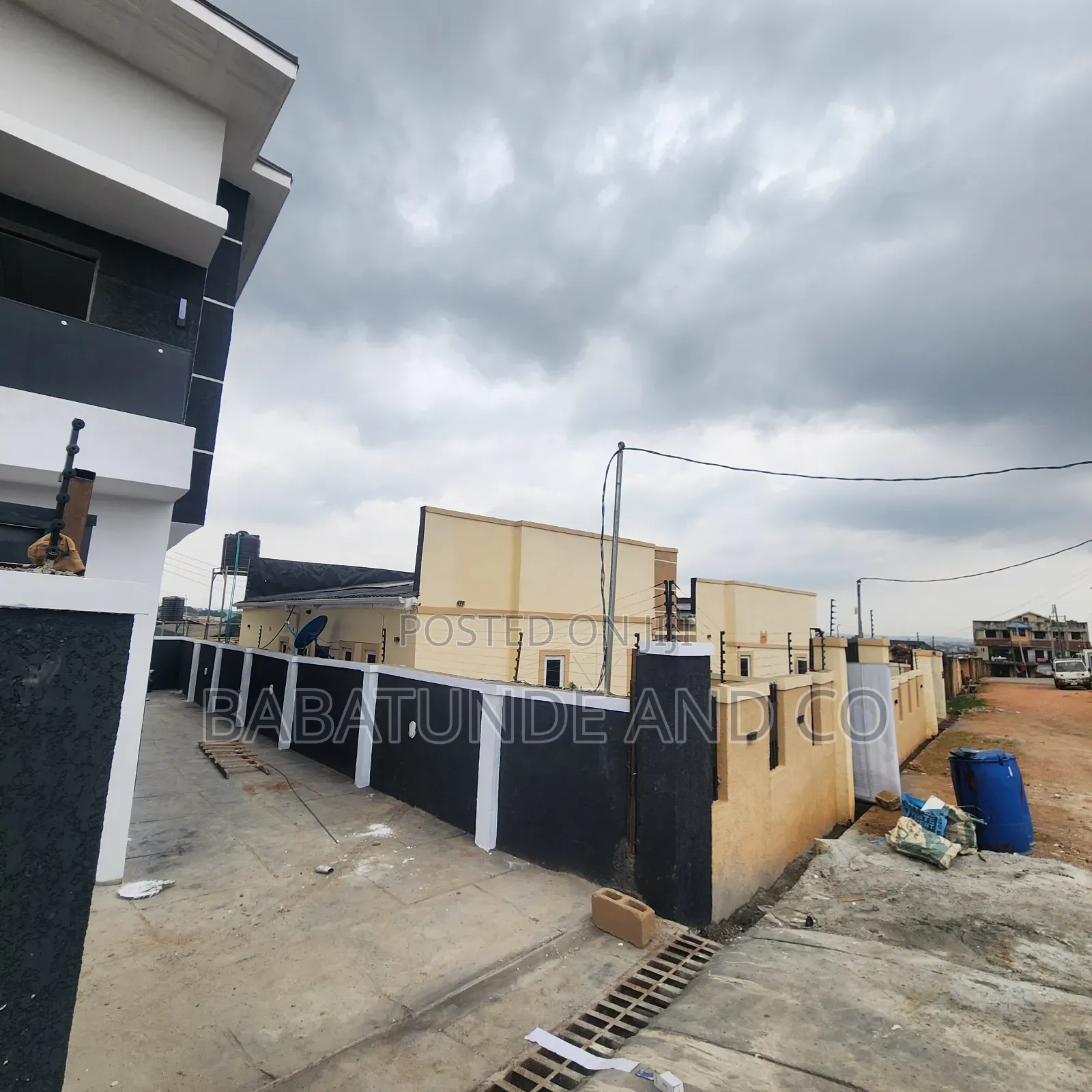5bdrm Duplex in Ologuneru for sale in Ologuneru