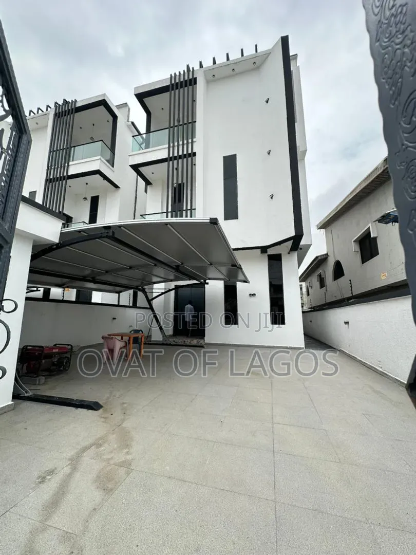 5bdrm Duplex in Ikota for sale in Ikota