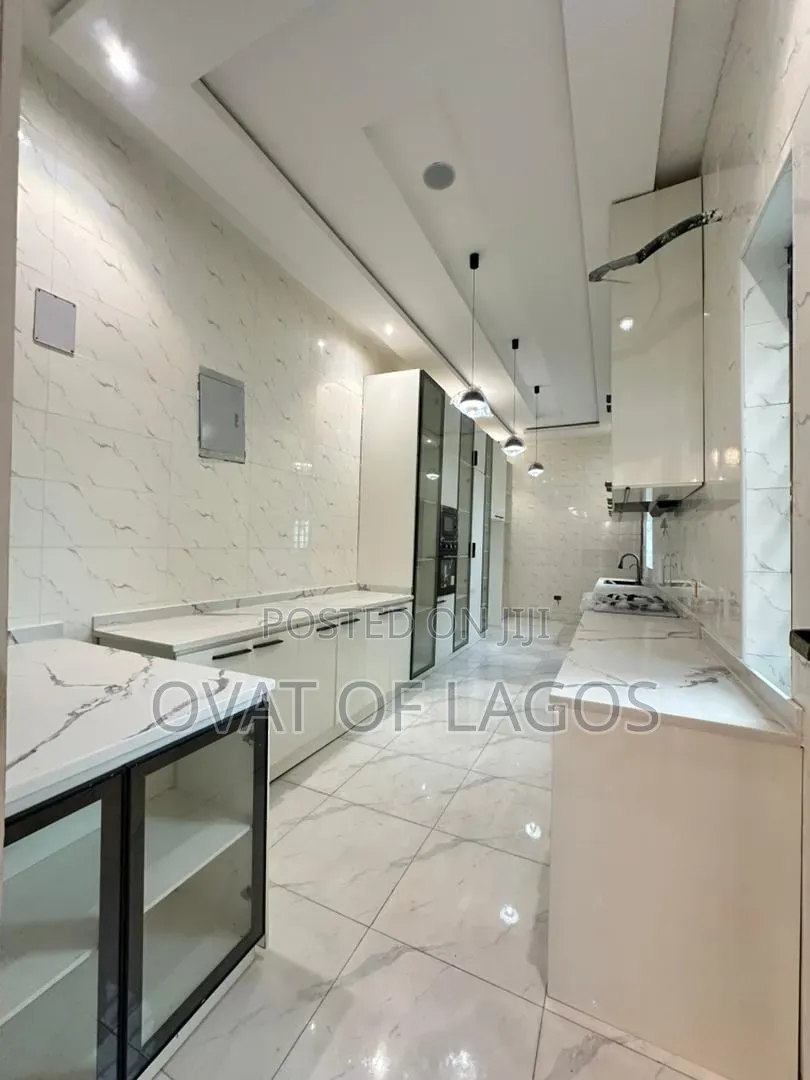 5bdrm Duplex in Ikota for sale in Ikota