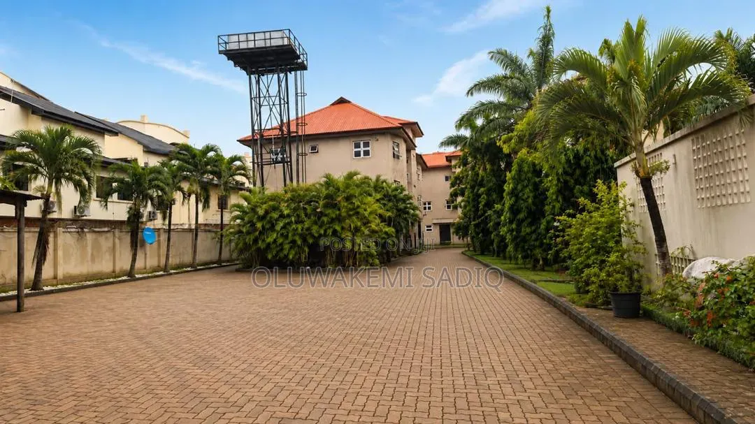 3bdrm Apartment in Oniru Road Victoria for sale in Victoria Island Extension