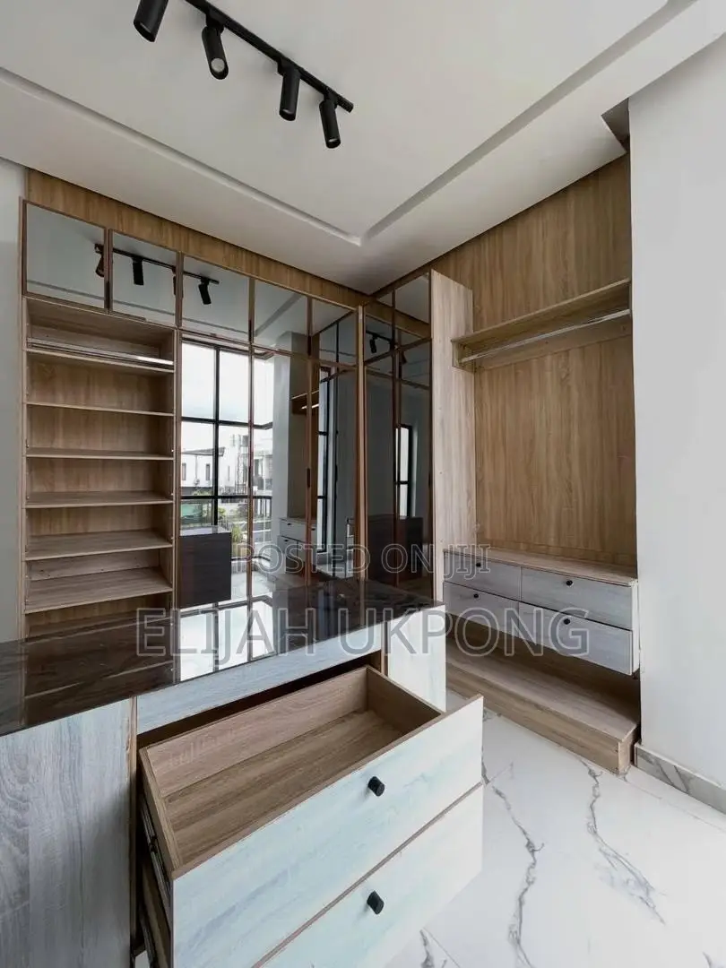 5bdrm Mansion in Chevron for rent in Chevron