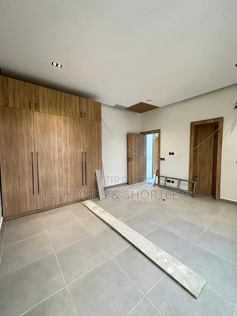 5bdrm Duplex in Lekki Phase 1 for sale in Lekki Phase 1