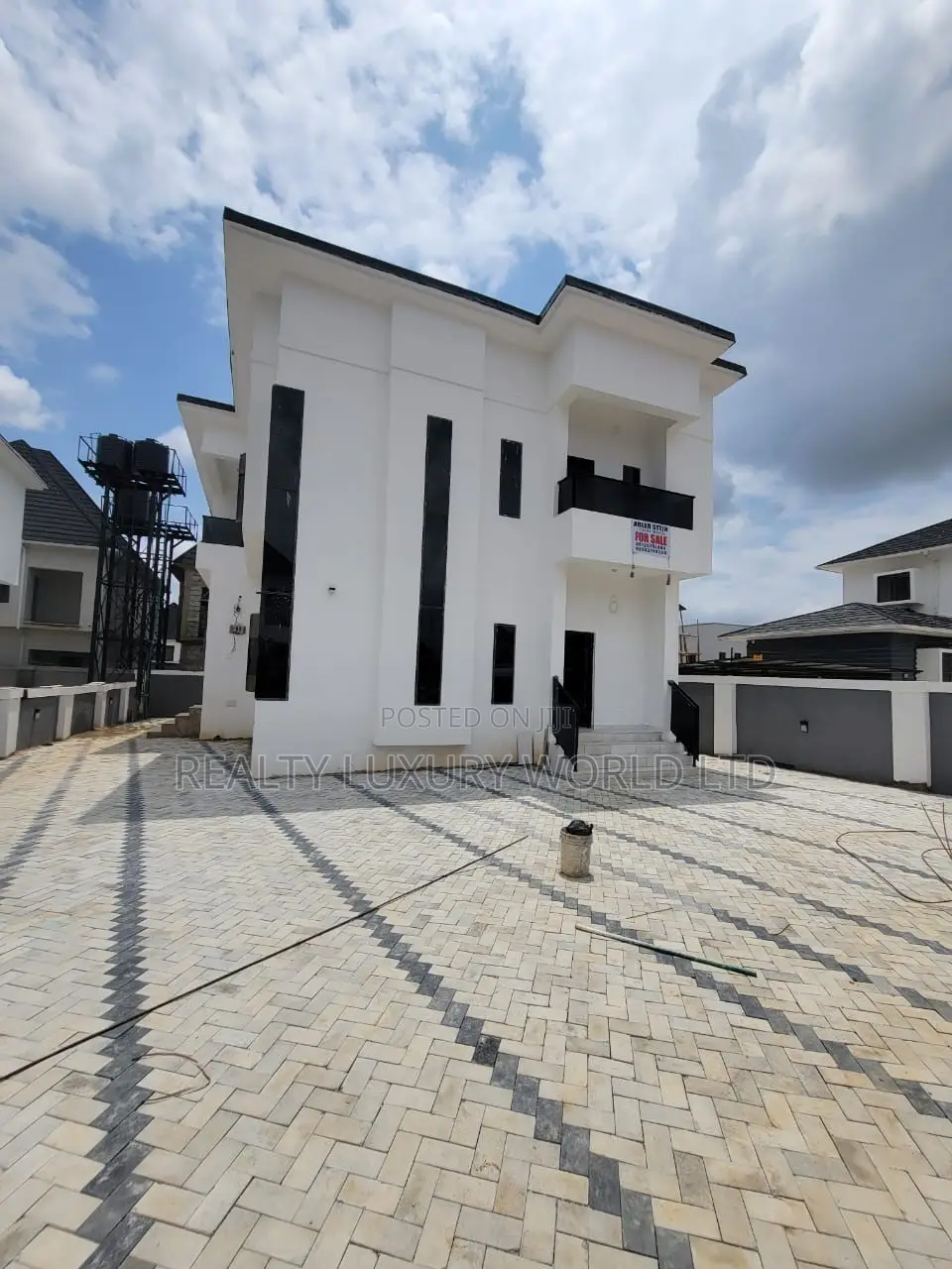 6bdrm Duplex in Lugbe District for sale in Lugbe District