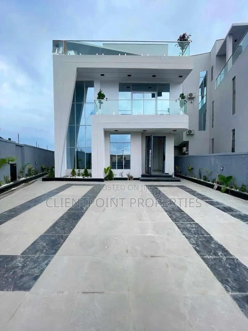 Furnished 5bdrm Duplex in Chevron for sale in Chevron