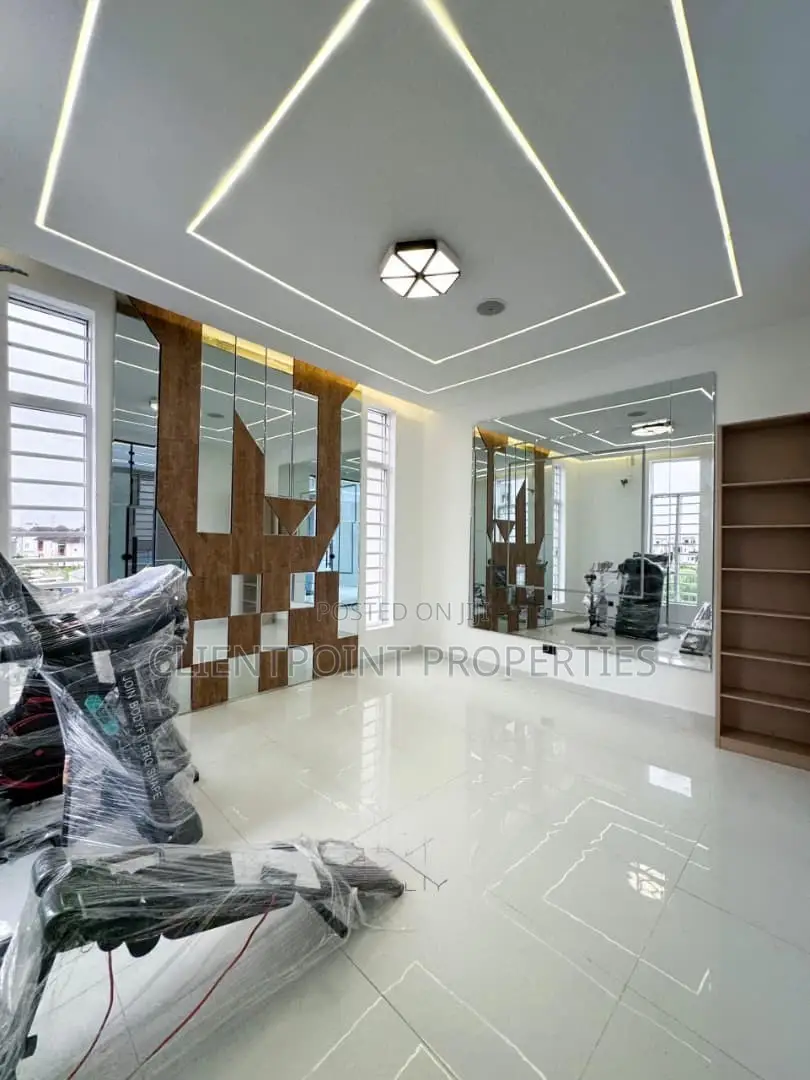 Furnished 5bdrm Duplex in Chevron for sale in Chevron