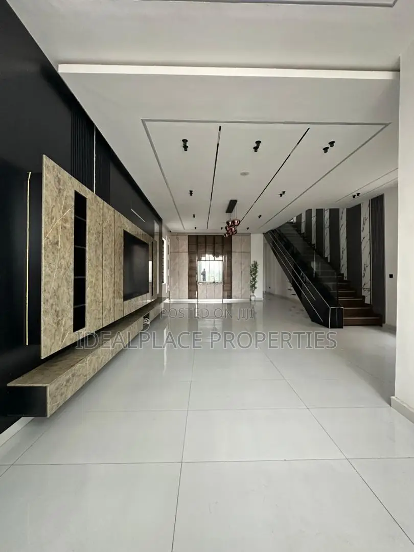 5bdrm Duplex in Ikota for sale in Ikota