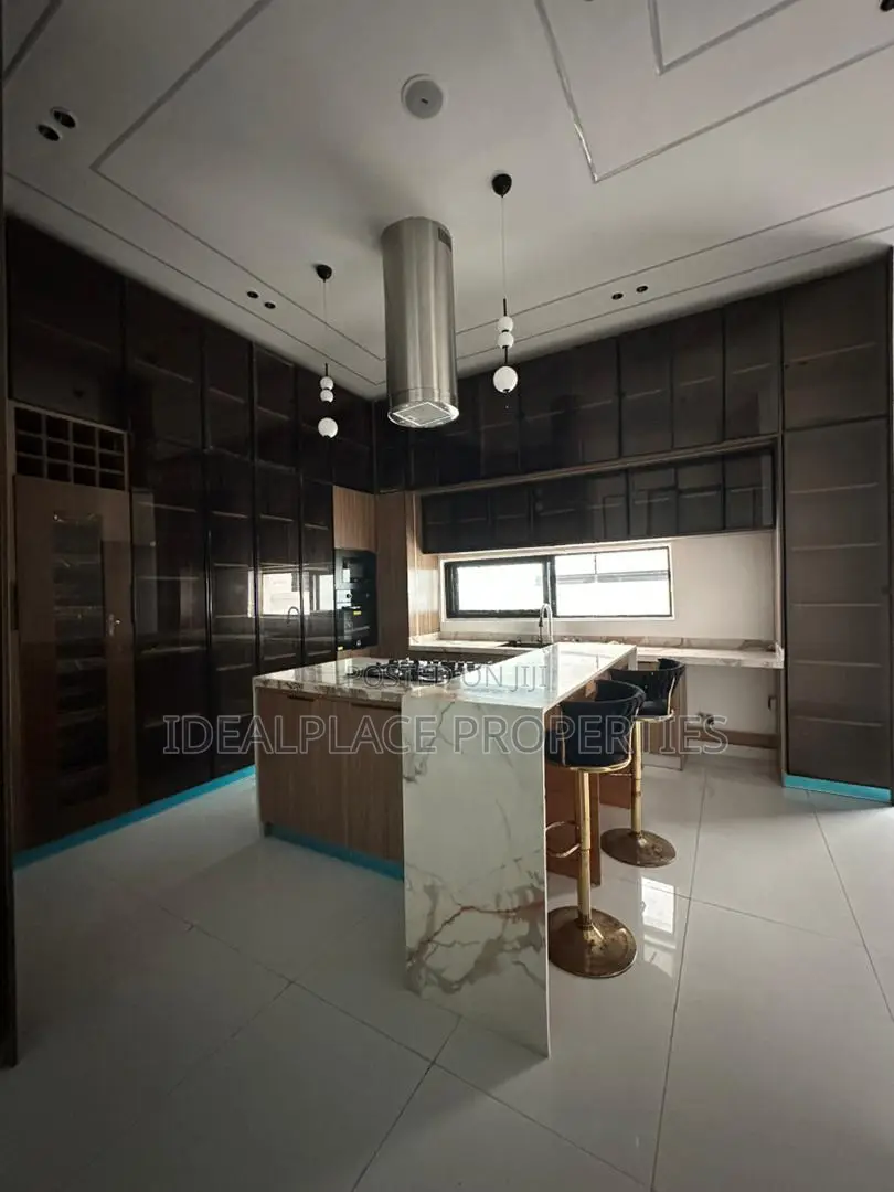 5bdrm Duplex in Ikota for sale in Ikota