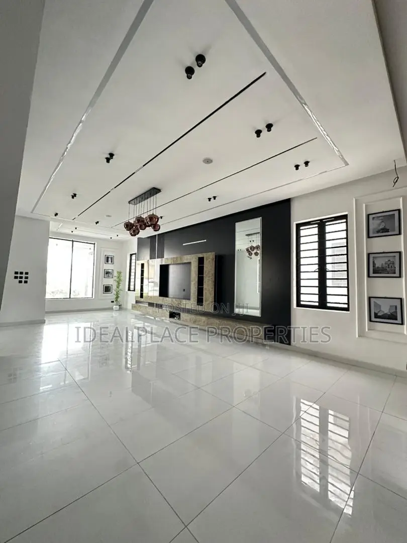 5bdrm Duplex in Ikota for sale in Ikota