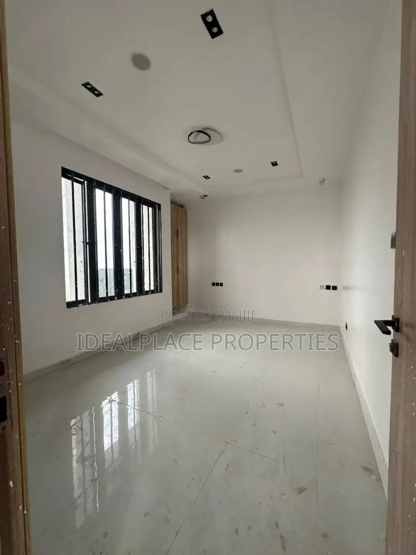 3bdrm Penthouse in Ikate for sale in Ikate