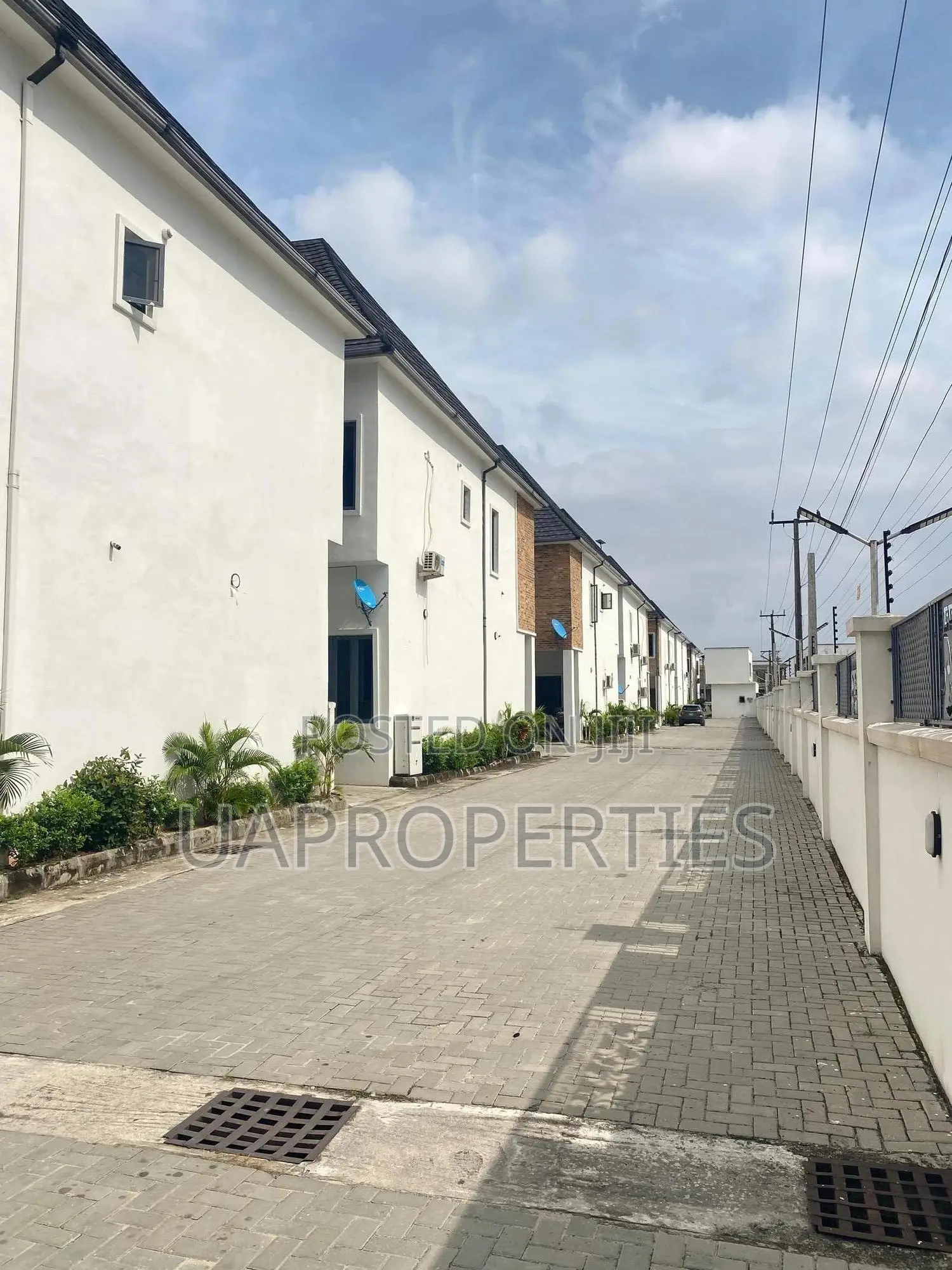 4bdrm Duplex in Chevron for sale in Chevron