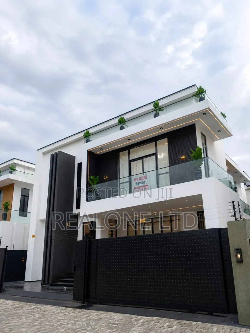 5bdrm Duplex in Ikota for sale in Ikota