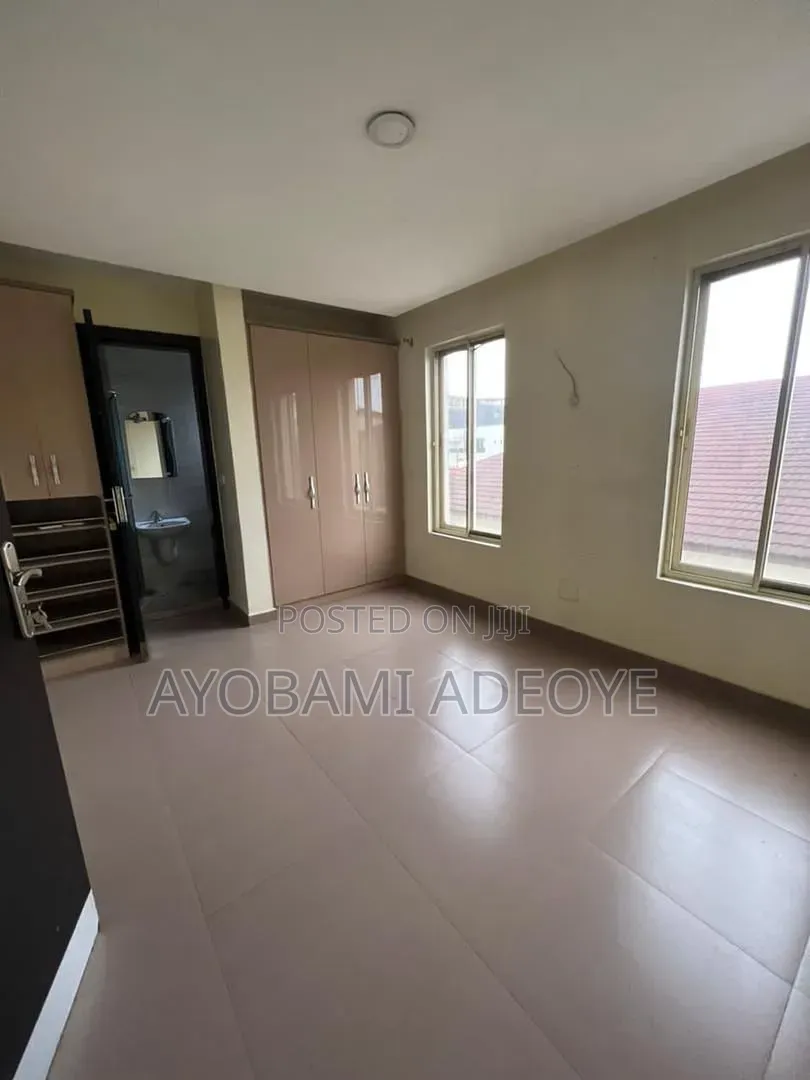 3bdrm Apartment in Adeola Adeku for rent in Adeola Odeku
