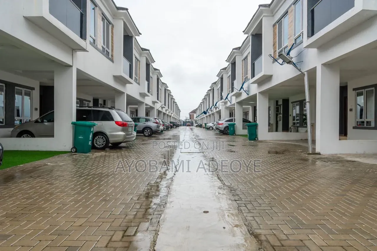 Furnished 1bdrm Shared Apartment in Royal Pine Estate, Chevron for rent in Chevron