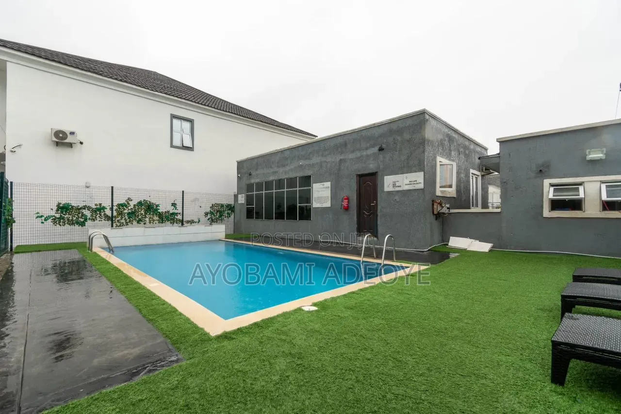 Furnished 1bdrm Shared Apartment in Royal Pine Estate, Chevron for rent in Chevron