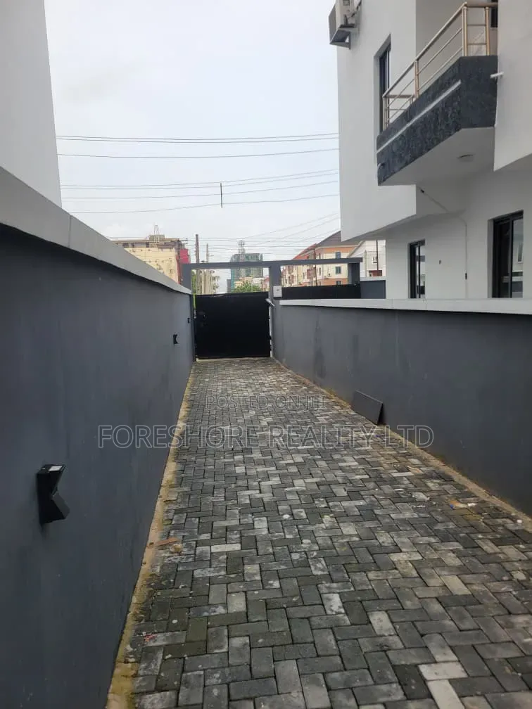 4bdrm Duplex in Adedeji, Lekki Phase 1 for rent in Lekki Phase 1