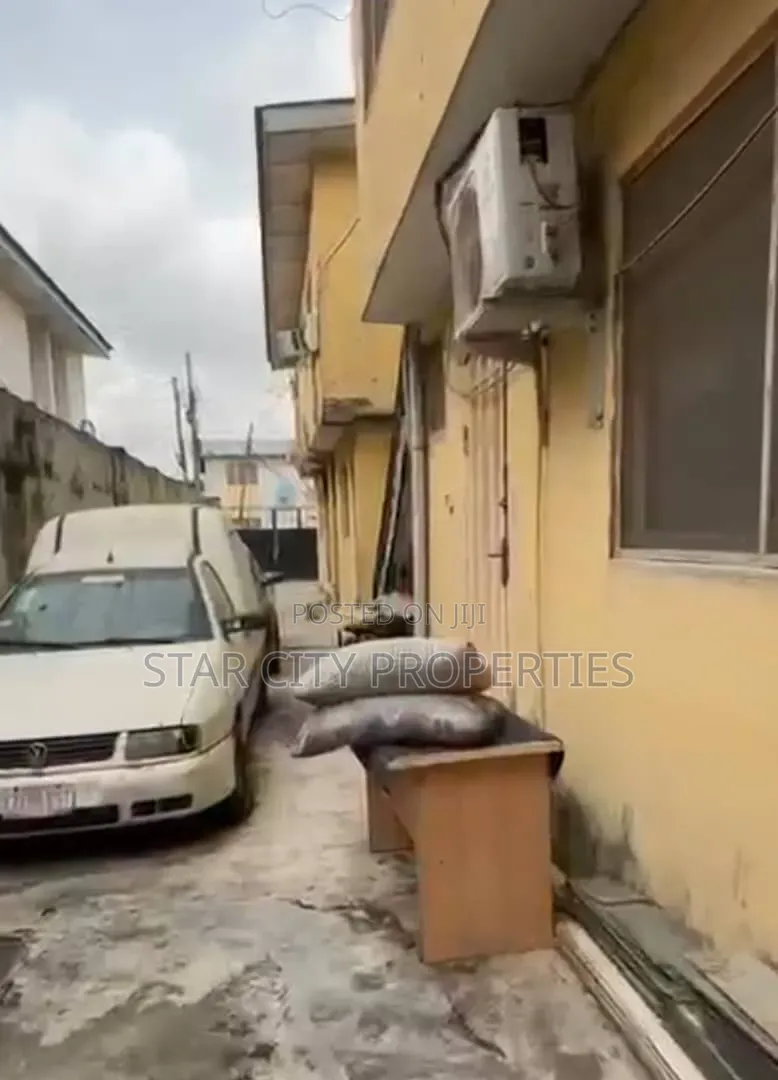 3bdrm Block of Flats in Olakunle Crescent, Ajao Estate for sale in Ajao Estate
