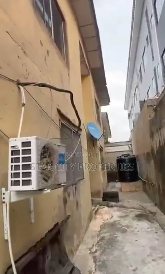 3bdrm Block of Flats in Olakunle Crescent, Ajao Estate for sale in Ajao Estate