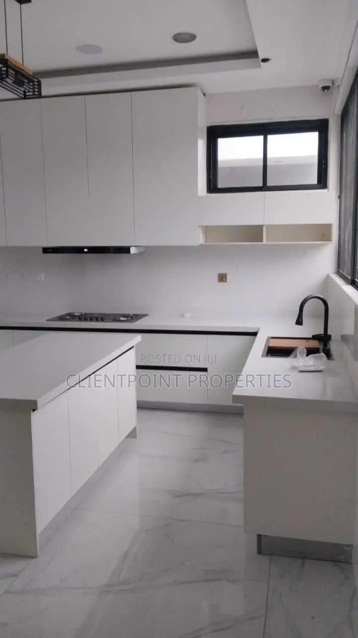 5bdrm Duplex in Westend, Ikota for sale in Ikota