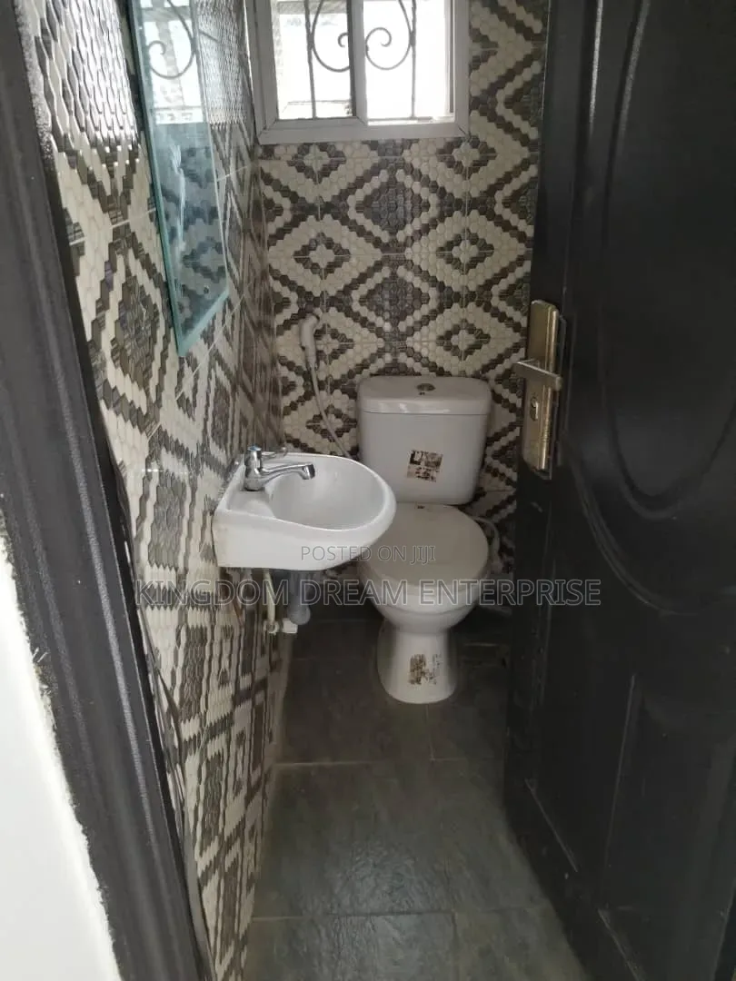 3bdrm Apartment in Alagomeji Yaba Lagos for rent in Alagomeji