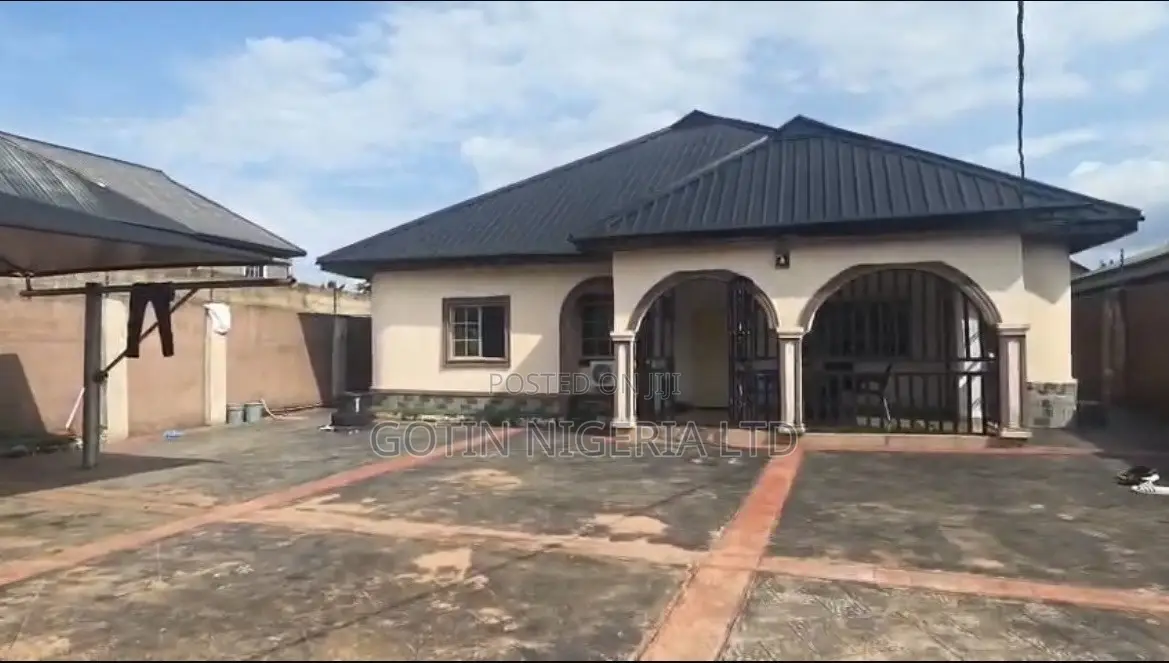 3bdrm Bungalow in Gotin Nigeria Ltd, Benin City for sale in Benin City