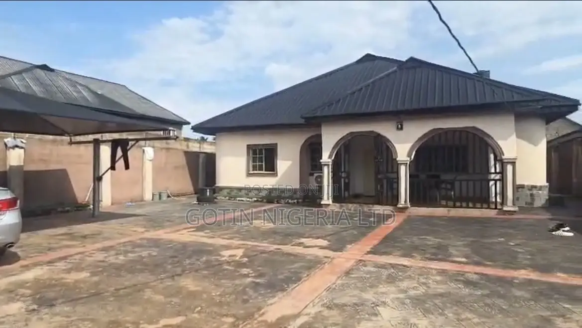 3bdrm Bungalow in Gotin Nigeria Ltd, Benin City for sale in Benin City