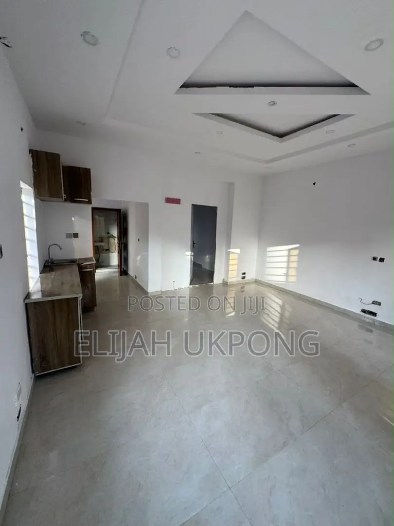 Mini Flat in Chevron for rent in Chevron
