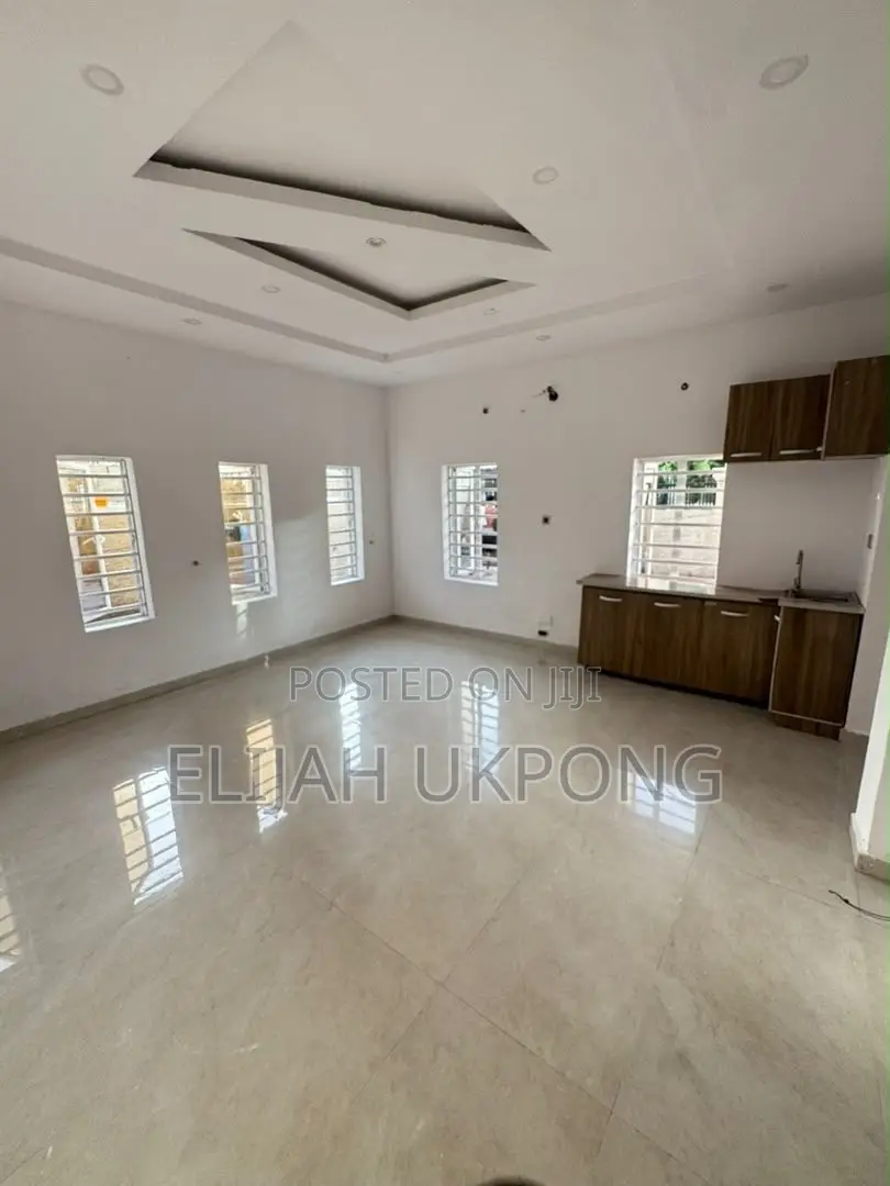 Mini Flat in Chevron for rent in Chevron