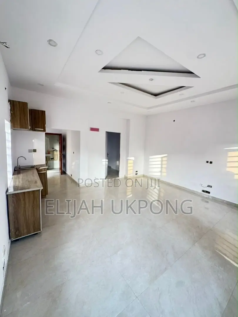 Mini Flat in Chevron for rent in Chevron