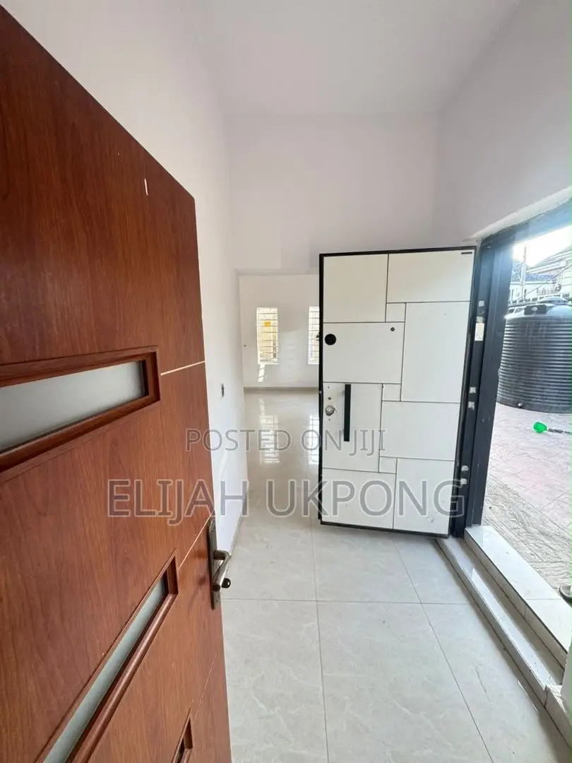 Mini Flat in Chevron for rent in Chevron
