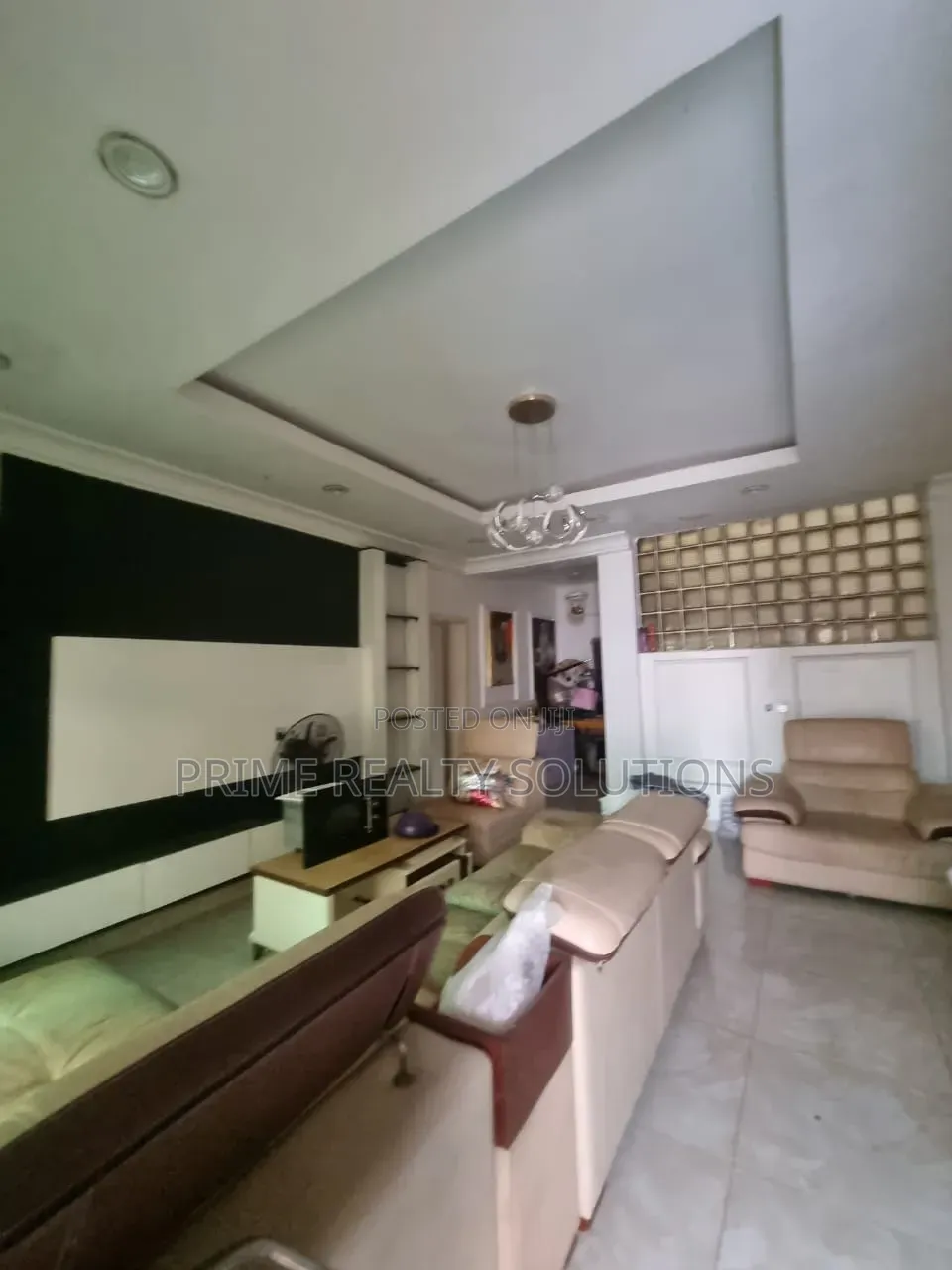Mini Flat in Chevron for rent in Chevron