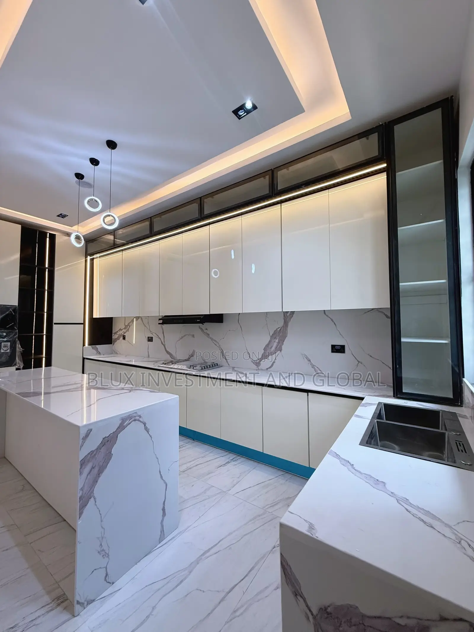 5bdrm Duplex in Second Tollgate for sale in Chevron