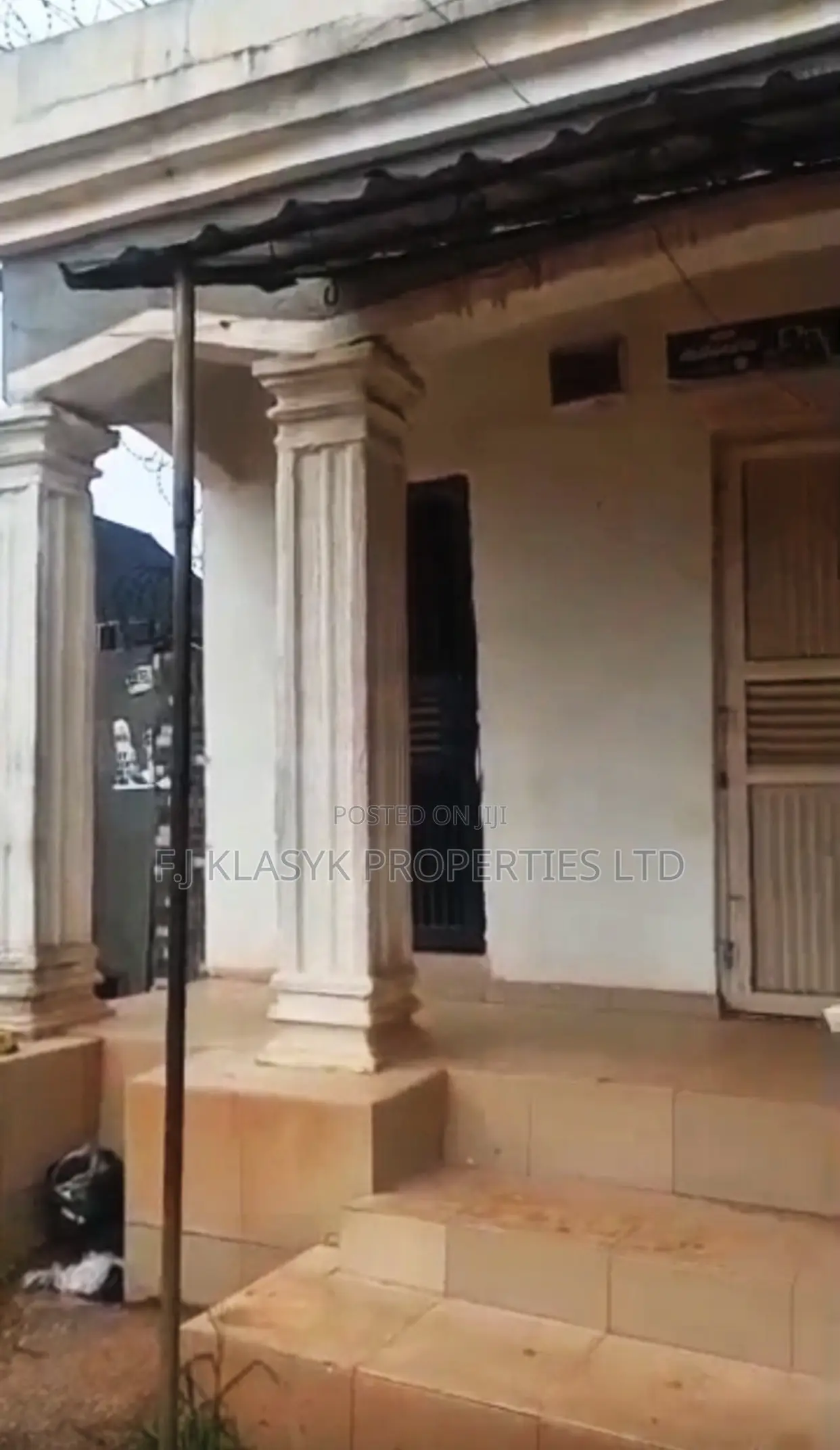 9bdrm Block of Flats in Benin City for sale in Benin City