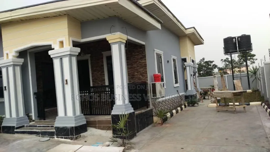 5bdrm Bungalow in Ofunwegbe/Egbire for sale in Benin City