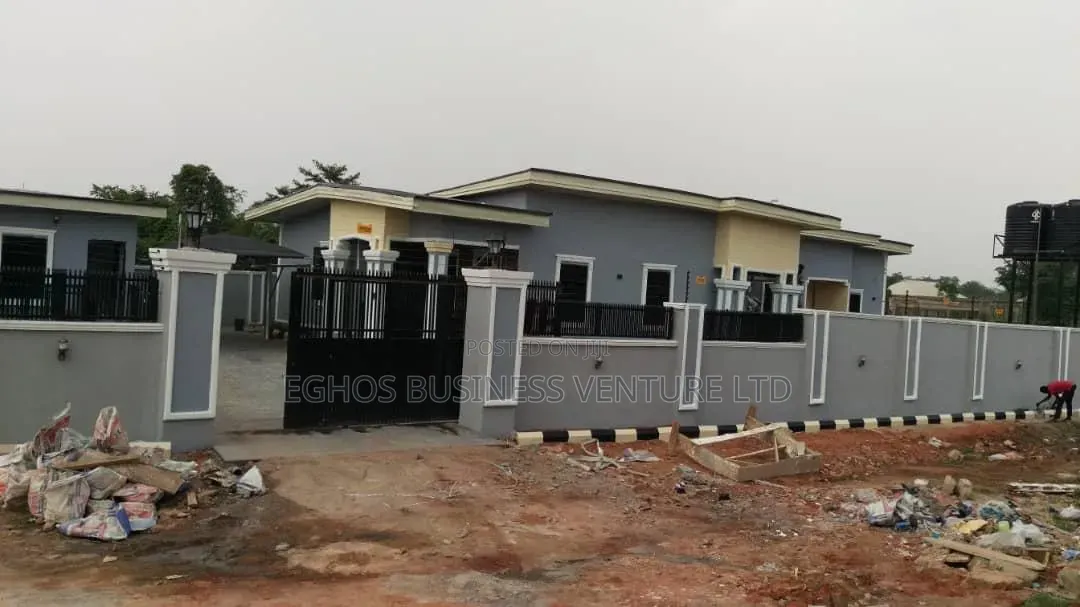 5bdrm Bungalow in Ofunwegbe/Egbire for sale in Benin City