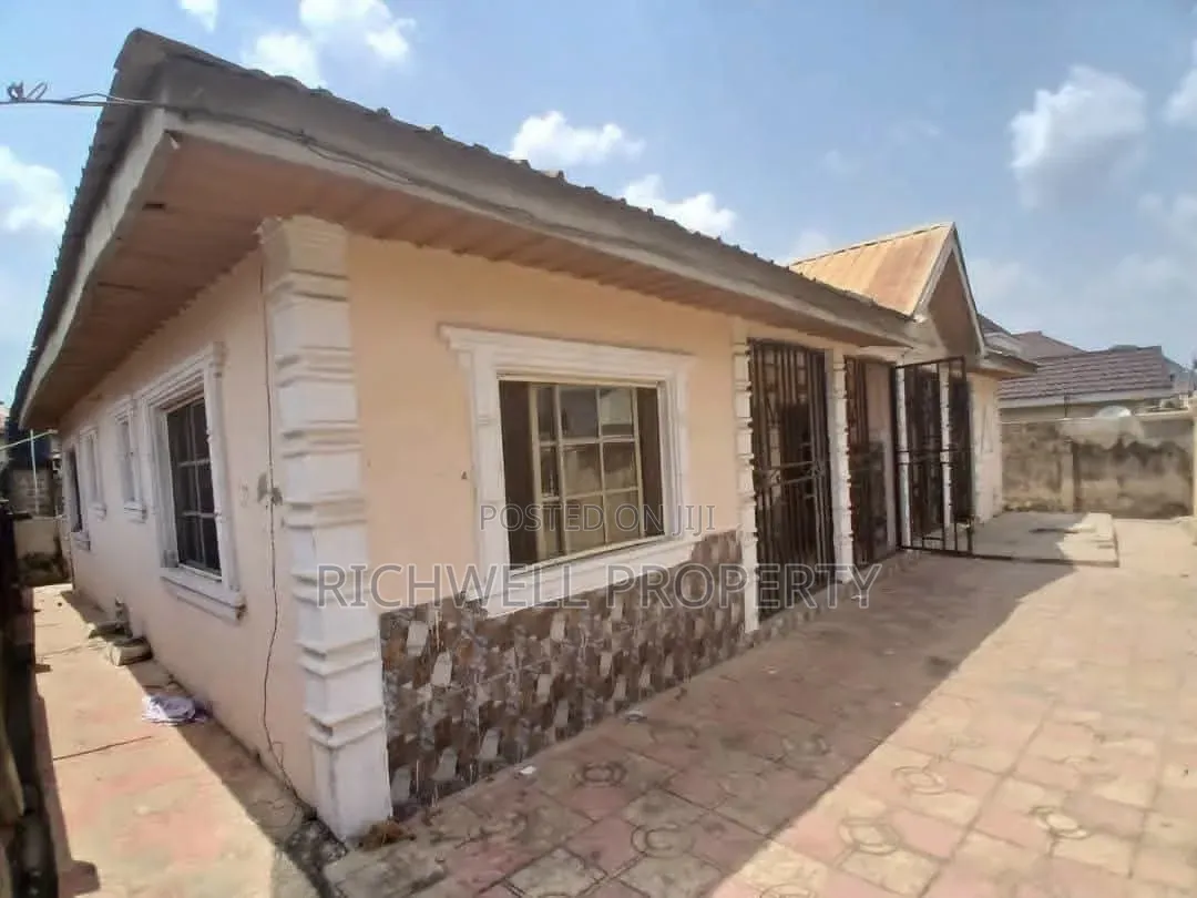 3bdrm Bungalow in Akoto Elebu Ibadan, Akala Express for sale in Akala Express