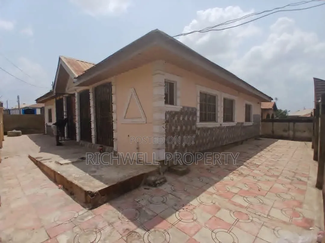 3bdrm Bungalow in Akoto Elebu Ibadan, Akala Express for sale in Akala Express