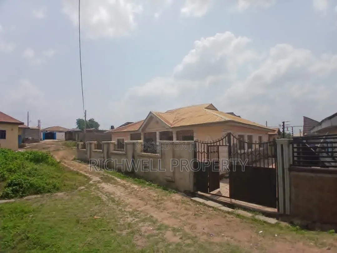 3bdrm Bungalow in Akoto Elebu Ibadan, Akala Express for sale in Akala Express