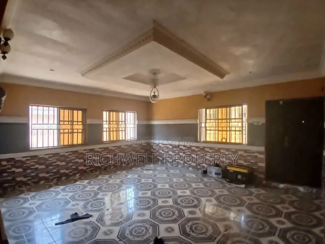 3bdrm Bungalow in Akoto Elebu Ibadan, Akala Express for sale in Akala Express