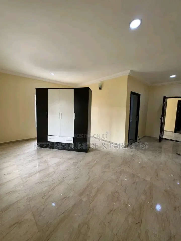 6bdrm Duplex in Admiralty Estate , for sale in Asokoro
