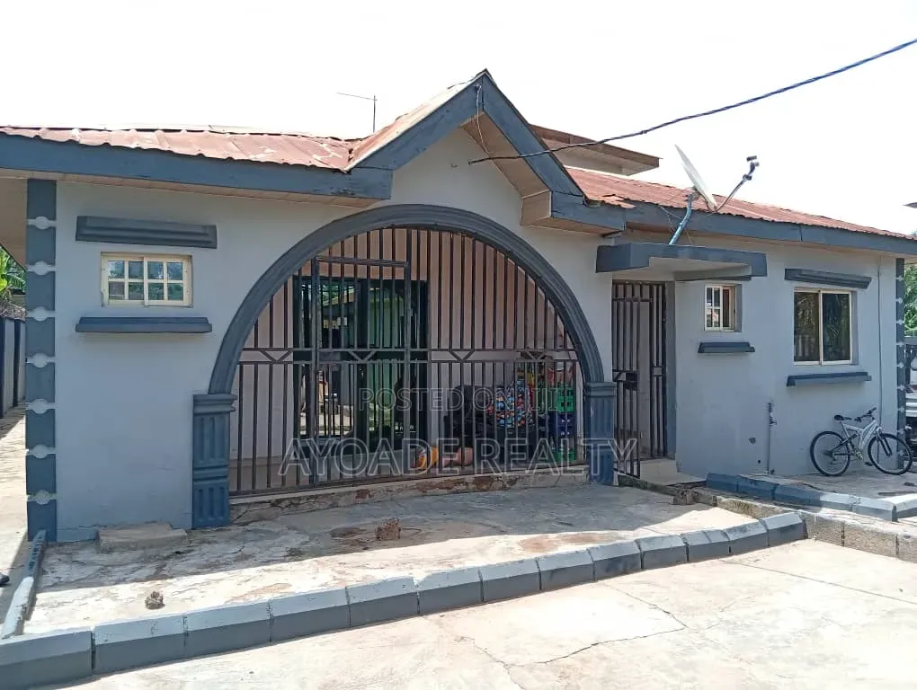 5bdrm Bungalow in Arapaja, Ibadan for sale in Ibadan